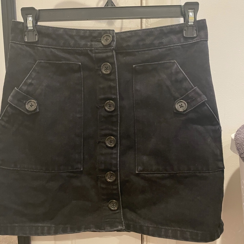 Black denim buttoned skirt with pockets